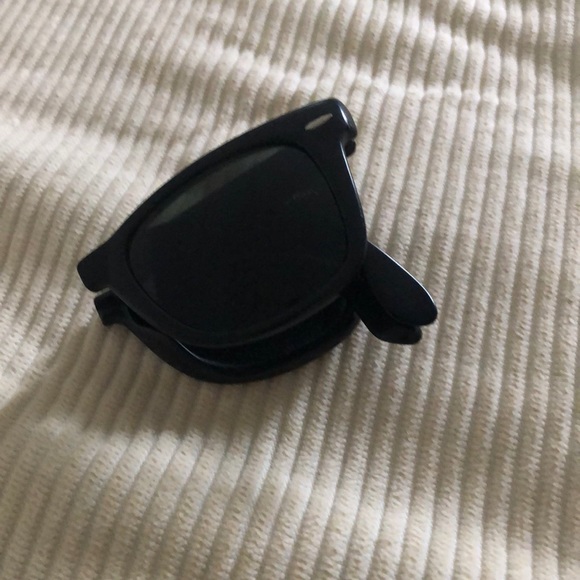 Authentic Vintage Ray Ban Folding Wayfarer Black Sunglasses. Soft finish/feel. - Picture 1 of 9